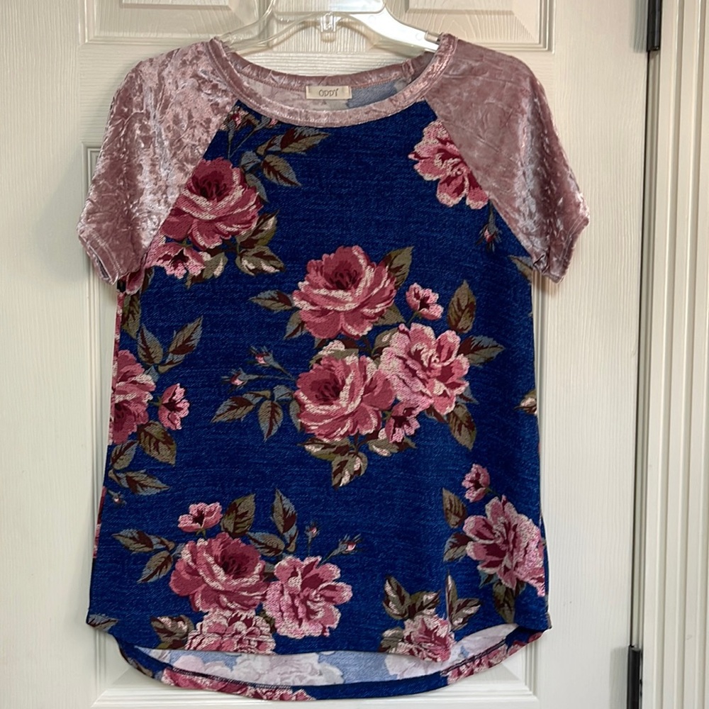Beautiful top! Great condition! Worn once. Women small
